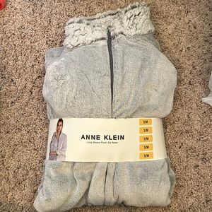 S/M Anne Klein long sleeve plush zip robe, grey *NEW*